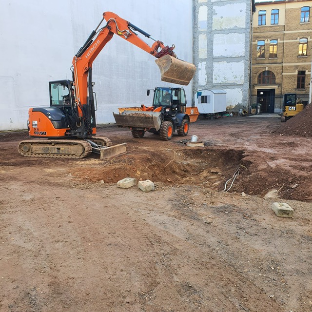 Tiefbauarbeiten mit Bagger auf einer Baustelle